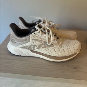 Excellent used condition - women’s size 7 Brooks Anthem 6
